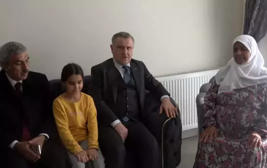 Bakan Bak, depremzede ailelerle buluştu