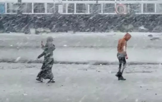 Marmara çekildi, vatandaşlar denizde yürüdü