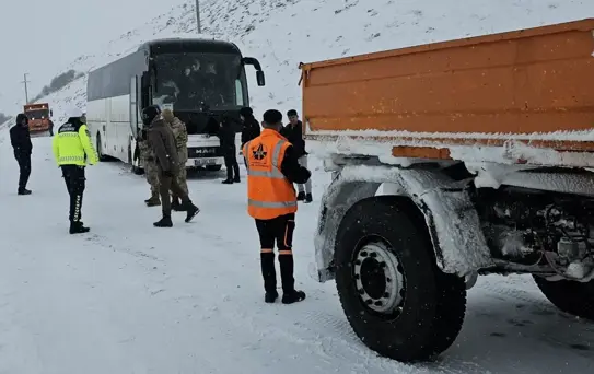 Erzurum'da Otobüs Kara Saplandı, Öğrenciler Kurtarıldı