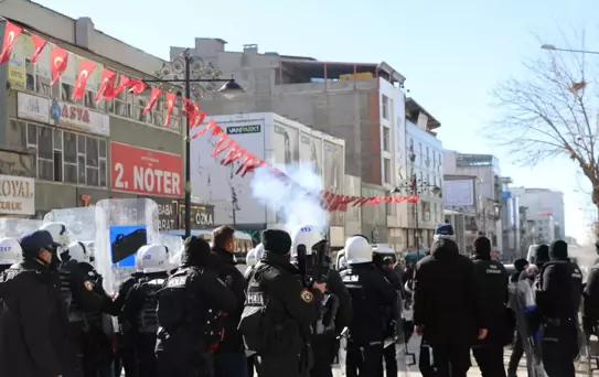 İzinsiz Yürüyüşe Polis Müdahalesi