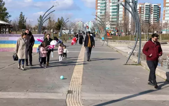 Diyarbakır'da Bahar Havası Parkları Şenlendirdi