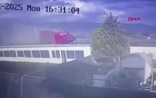 İzmir'de Feci TIR Kazası: Sürücü Hayatını Kaybetti