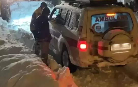 Kapanan Yol Açıldı, Hasta Hastaneye Kaldırıldı