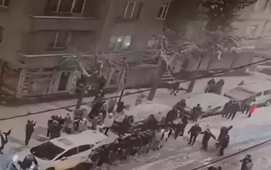 Kar keyfi kötü bitti! Halayla başladı, kavgaya döndü