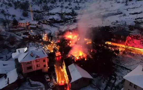Kastamonu'da Yangın: 3 Ev Yanarak Kullanılamaz Hale Geldi