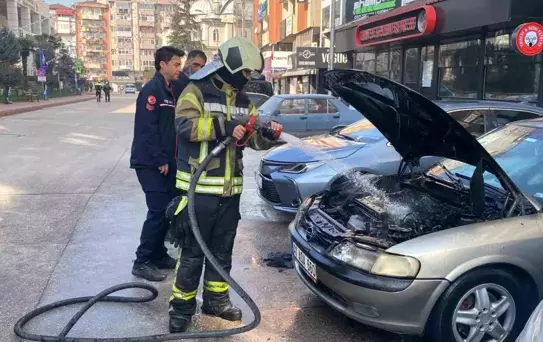 İzmit'te Park Halindeki Araç Yanarak Söndü