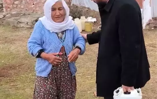 Tayyibe Nineye Civciv Hediye Edildi