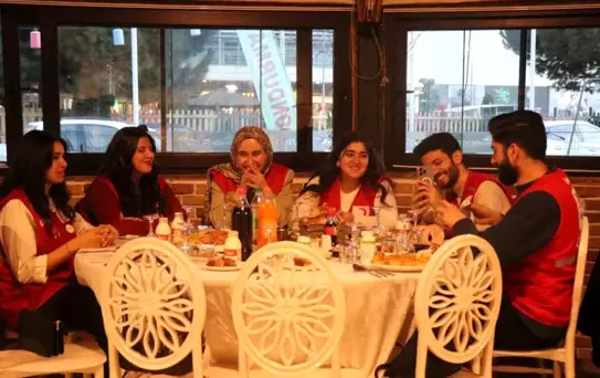 Kızılay'dan Öğrencilere Anne Eli İftarı