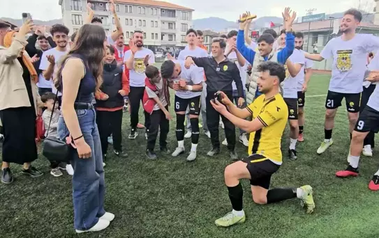 Cide Belediyesporlu Futbolcu, Şampiyonluk Kutlamasında Evlilik Teklifi Yaptı