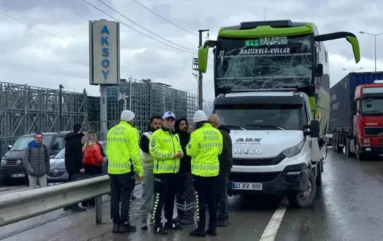 Kocaeli'de Halk Otobüsü ve Kamyonet Çarpıştı: 3 Yaralı