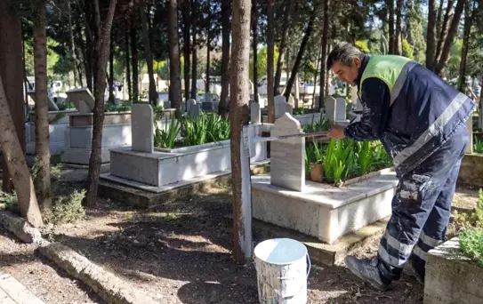 İzmir'de Mezarlıklar Ramazan Bayramı'na Hazırlanıyor