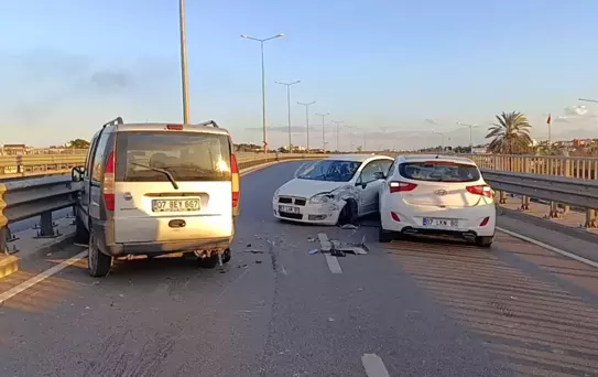 Antalya'da Zincirleme Kaza: 2 Yaralı