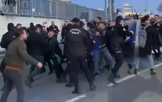 Taksim'e yürümek isteyen İstanbul Barosu avukatlarına polis müdahalesi
