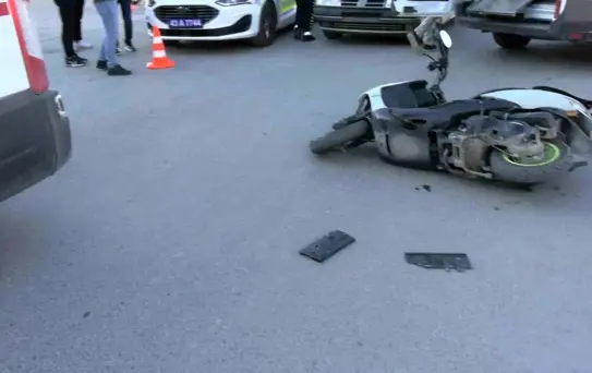 Kütahya'da Trafik Kazası: Motosiklet Sürücüsü ve Kızı Yaralandı