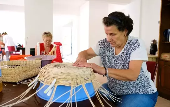 Ayvalık'ta Kadınların El Emeği Ürünleri İlgi Görüyor