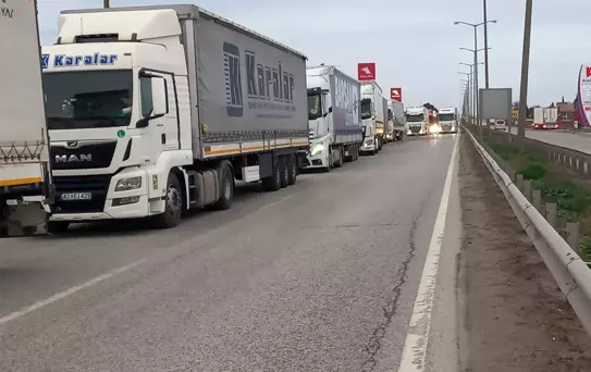 Kapıkule'de tır sürücülerine gelen yanlış SMS 10 kilometre kuyruğa neden oldu