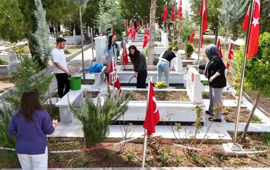 Üniversitelilerden bayram öncesi anlamlı hareket: 'Şehitlerimizin sayesinde bu güzel ülkede yaşıyoruz'