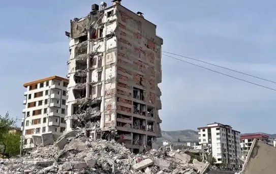 Deprem felaketinde 72 kişiye mezar olan Ebrar Apartmanı davasında müteahhitlere ceza yağdı