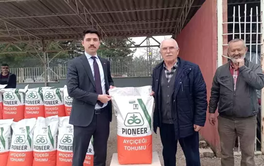 Pazaryeri'nde Çiftçilere Ayçiçeği Tohumu Dağıtıldı