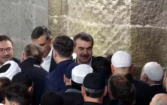 Milli Eğitim Bakanı Yusuf Tekin, bayram namazını Ulu Cami'de kıldı, vatandaşlarla bayramlaştı