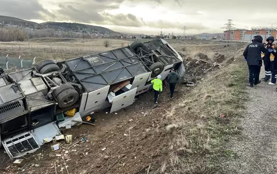 Yoldan çıkan otobüs tarlaya uçtu: 2 ölü, 25 yaralı
