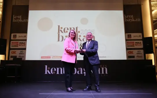 Altınova Belediye Başkanı Fazlaca'ya Kent&Başkan Ödül Töreni'nde büyük onur