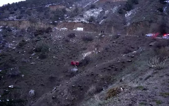 Gümüşhane'de Otomobil Uçuruma Yuvarlandı