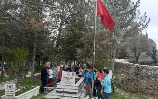 Hisarcık'ta minik öğrenciler şehitleri unutmadı