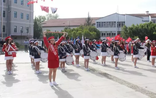 Adana, Mersin ve Osmaniye'nin ilçelerinde 23 Nisan Ulusal Egemenlik ve Çocuk Bayramı kutlandı