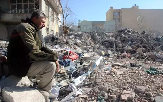 Adıyaman'da Depremde Eşini ve Çocuğunu Kaybeden Baba Umut Arıyor