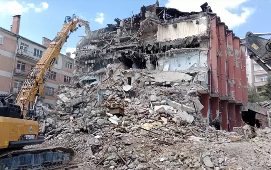 Gerede'de Güvenlik Riski Oluşturan Otel Yıkılıyor
