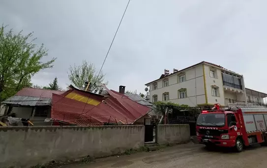 Elazığ'da Sağanak ve Fırtına Hayatı Olumsuz Etkiledi