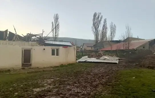 Sarıkamış'ta Fırtına ve Hortum Hasara Yol Açtı