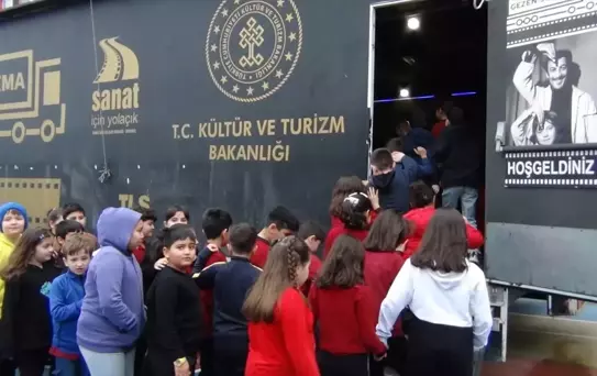 Gezen Sinema Tırı: 358 İlçeye Ulaşarak 1 Milyon Seyirciye Sinevizyon Keyfi