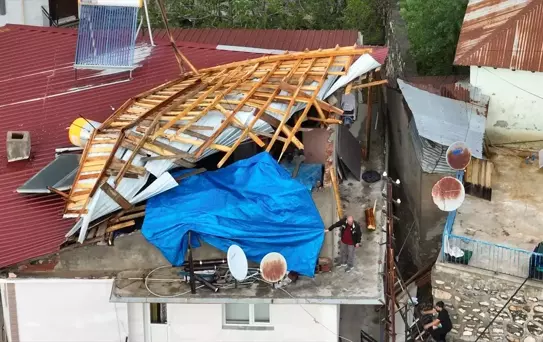 Tunceli'de Şiddetli Rüzgar Hasara Yol Açtı