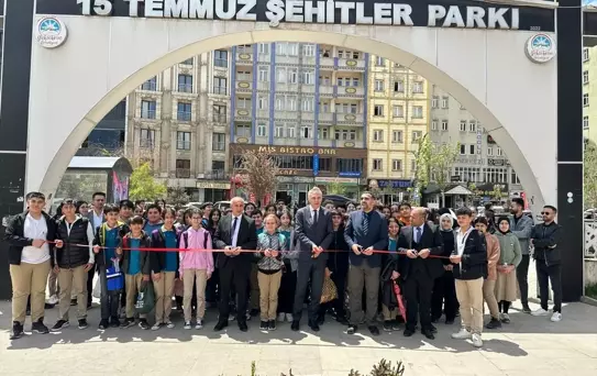 Yüksekova'da 'mini kitap fuarı' açıldı