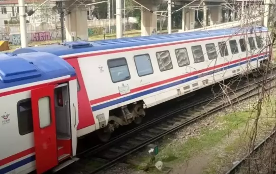 İzmir'de Tren Vagonu Raydan Çıktı