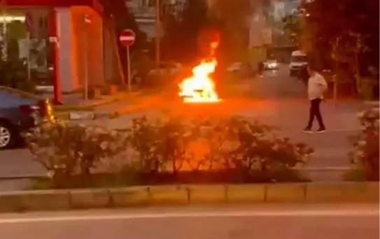 Pendik'te Park Halindeki Araçta Yangın