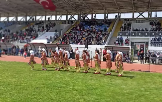 Devrek'te 23 Nisan Coşkuyla Kutlandı, Minik Ayla Dikkatleri Üzerine Çekti