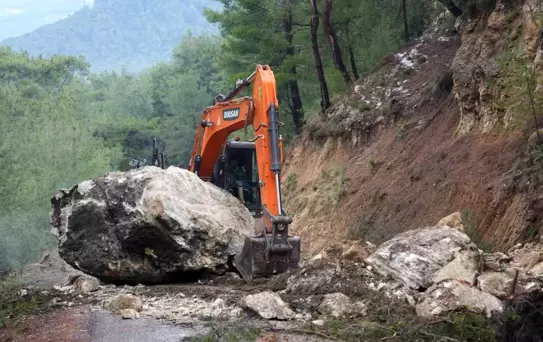 Mersin'de Dolu ve Yağış Tarım Arazilerine Zarar Verdi