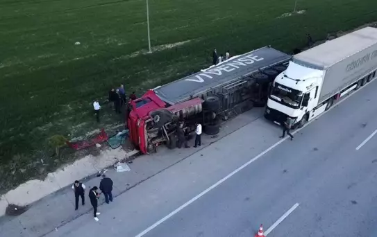 Tırın Devrilmesi 25 Ton Mandalinayı Ziyan Ettirdi