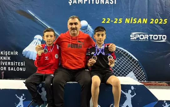 Erzincanlı Sporcular Badminton Şampiyonası'nda 3 Madalya Kazandı