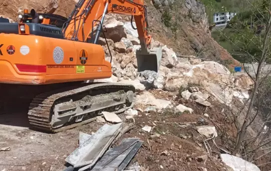 Giresun'da Heyelan: Yol Ulaşıma Kapandı