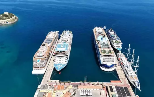 Kuşadası'na 5 Kruvaziyer Gemisiyle 4.902 Turist Geldi