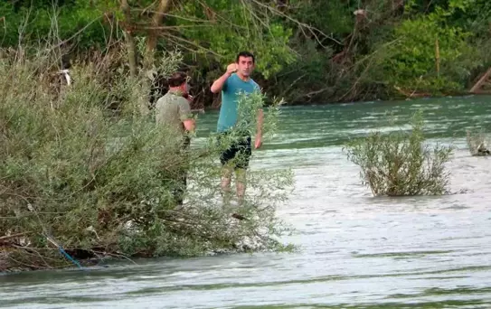 Manavgat Irmağı'nda Mahsur Kalan İki Kişi Kurtarıldı