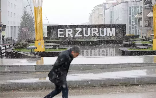 Erzurum'da Mayıs'ta Kar Yağışı