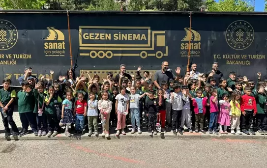 Gezen Sinema Tırı Elazığ'da Çocuklarla Buluştu