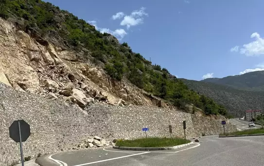 Torul'da Heyelan: Kaledibi Yolu Kapatıldı
