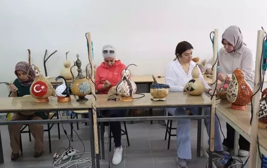 Kırsal Kadınlar Su Kabağından Sanat Eserleri Yapıyor