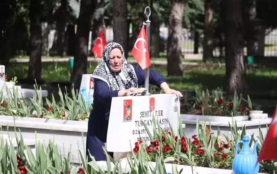 Kayseri'de şehit anneleri, Anneler Günü'nde evlatlarının kabri başında dua etti